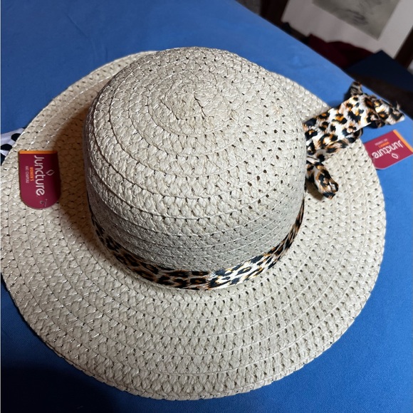 Ladies small straw sun hat. Not for a larger head . - Picture 2 of 4